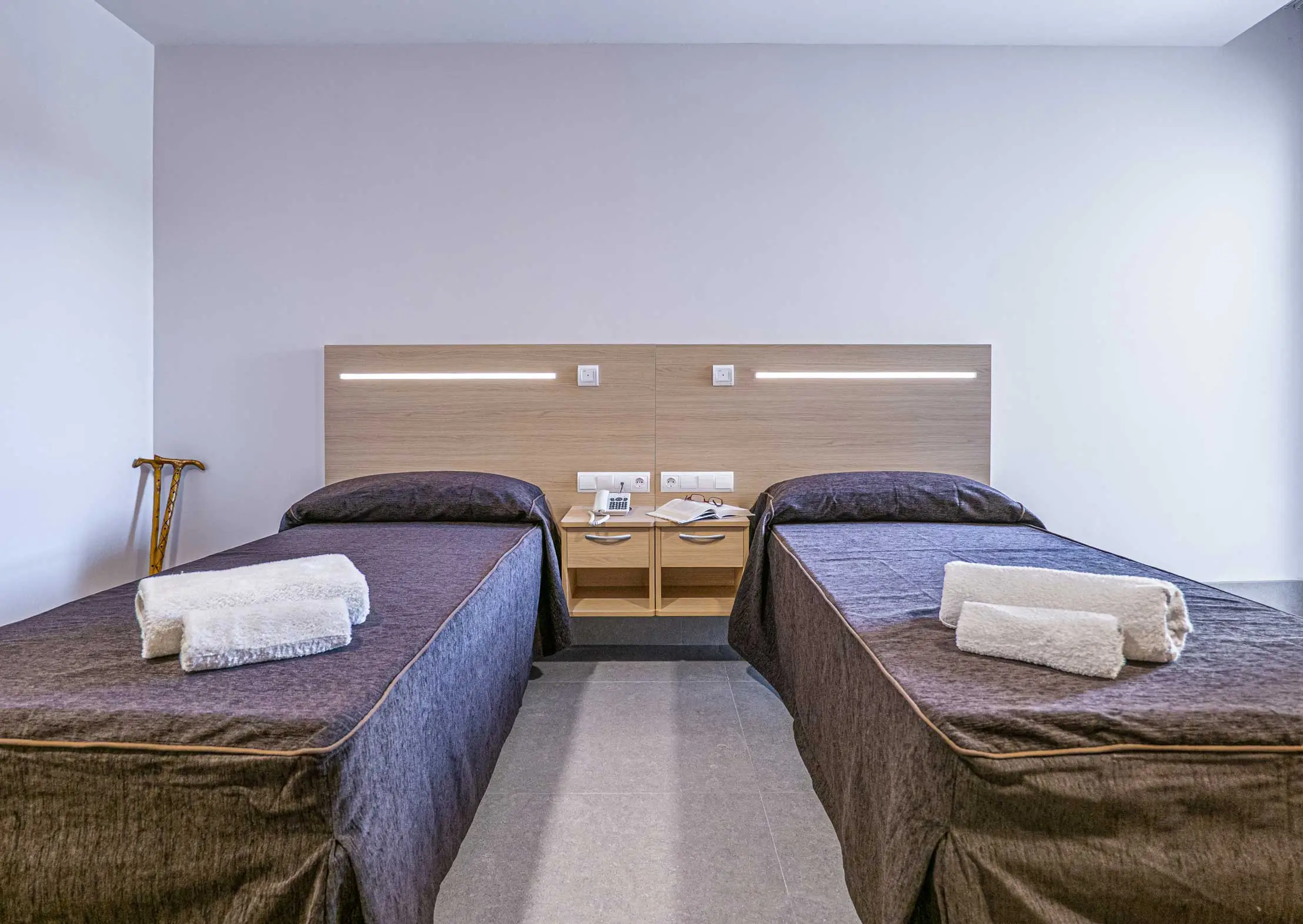 Camas en una habitación doble de la residencia Neurocare Home Mieses Valladolid