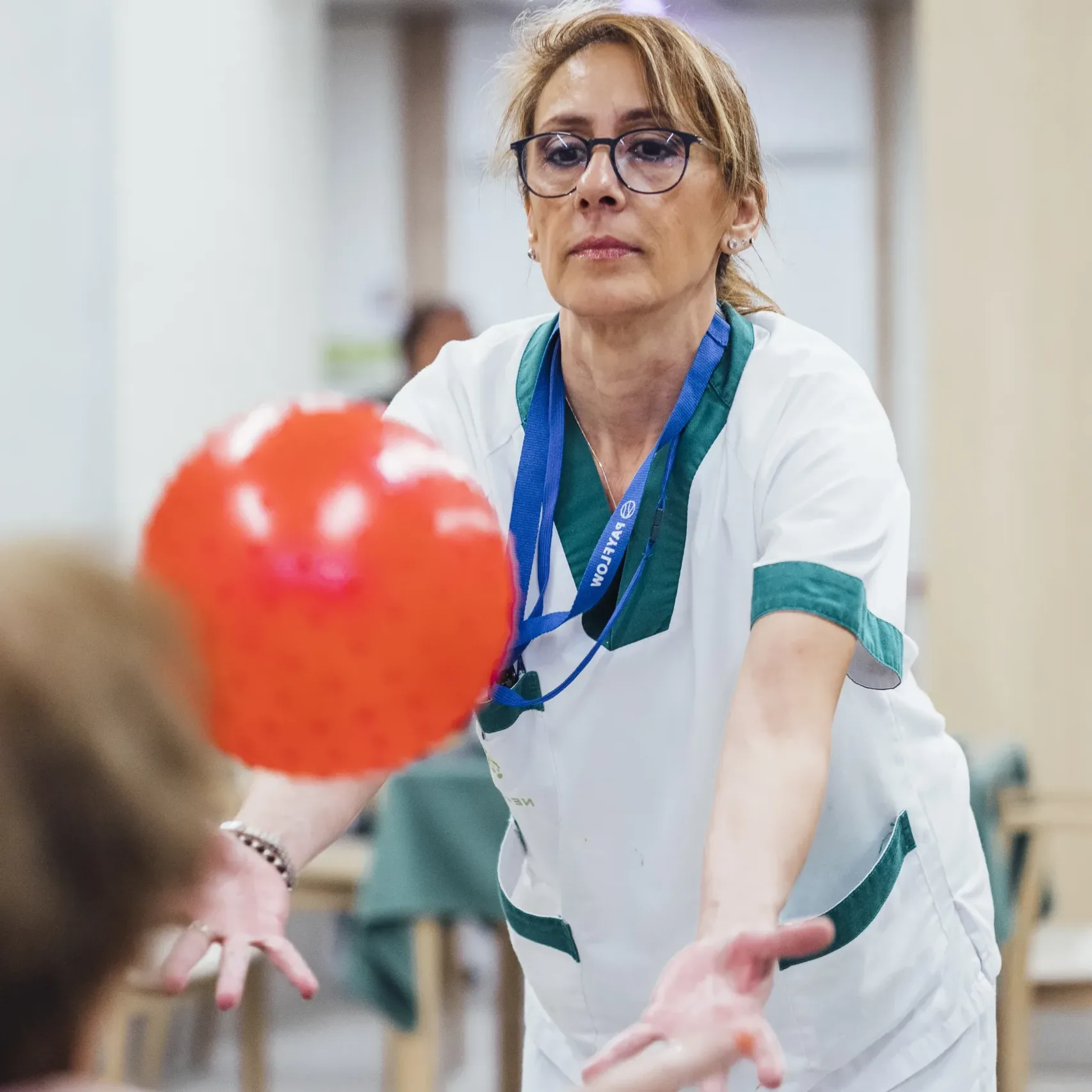 Personal de la residencia realizando juegos con los residentes de Neurocare Home Mieses Valladolid