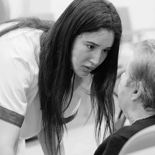 Personal de la residencia escuchando a una residente