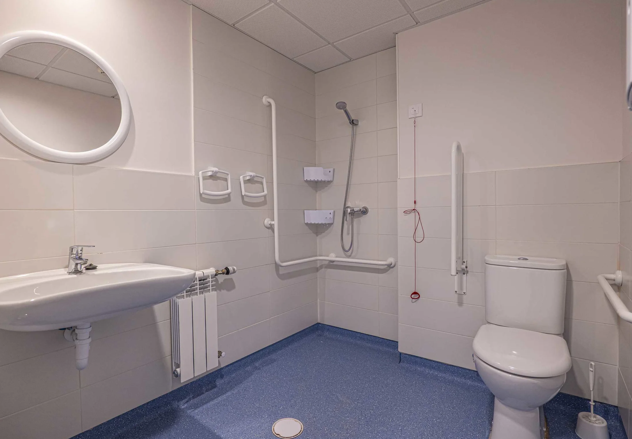 Baño de las habitaciones de la residencia Neurocare Home Mieses Valladolid