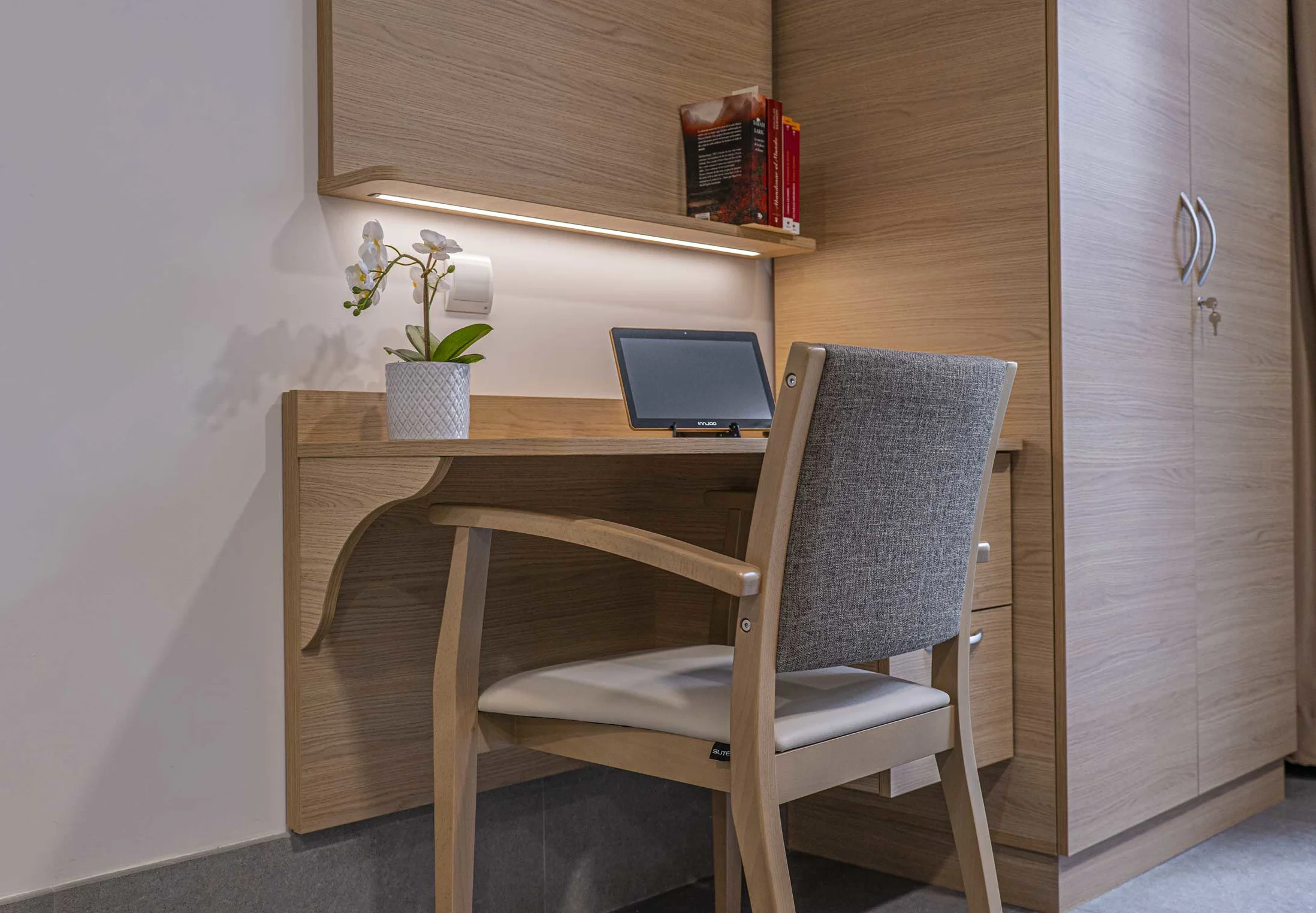 Escritorio de habitación individual de la residencia Neurocare Home Mieses Valladolid