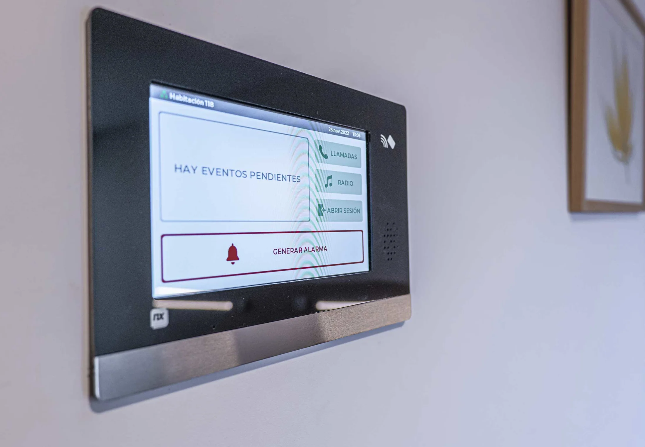 Pantalla digital en las habitaciones de la residencia Neurocare Home Mieses Valladolid